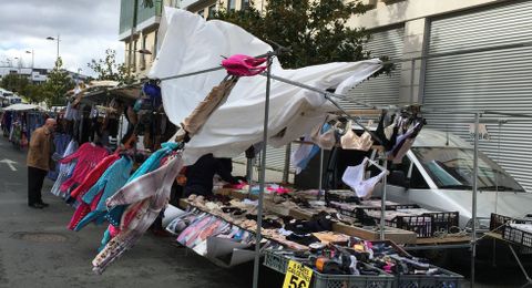 El viento jug� alguna mala pasada a los toldos y la mercanc�a