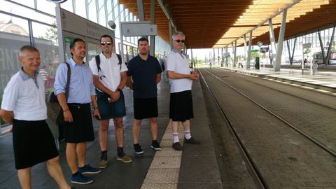 Conductores de autob�s de Nantes llevan falda estos �dias como protesta por no poder llevar pantal�n corto.