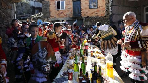 Os felos percorren Maceda.A comitiva co personaxe do entroido visita os pobos do municipio e a Serra de San Mamede