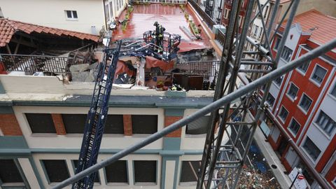 Los bomberos trabajan en el derrumbe de la terraza del colegio San Vicente de Paul de Gijn