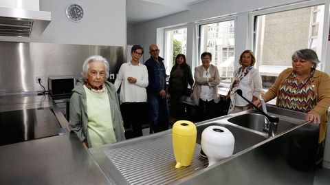 Algunas de las 66 personas que componen el ejrcito de voluntarios que tiene Critas en Pontevedra, en la cocina del albergue.