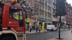 Los bomberos tratan de socorrer al gato en la avenida del Pando