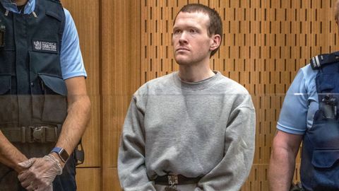Brenton Tarrant, encerrado en un cubículo con paredes de cristal y flanqueado por cuatro guardias, escuchó impasible los testimonios de 24 personas