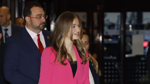  La princesa Leonor y el presidente del Principado, Adrin Barbn, a su llegada a Oviedo para presidir el tradicional concierto de los Premios Princesa de Asturias