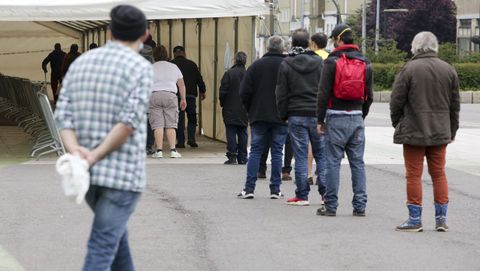 Colas en el reparto de comida en la Plaza de Espa�a de Ferrol