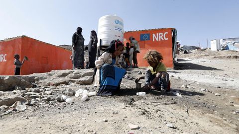 Dos nios desplazados, en un campo en las afueras de San, la capital de Yemen