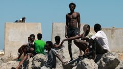 Un grupo de personas migrantes en una de las playas de la ciudad de Ceuta.