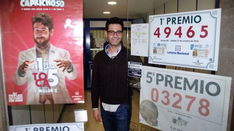 José Antonio de la Torre, propietario de la administración de loterías número 4 de Monfrorte, donde fue sellado el boleto de la Bonoloto premiado este viernes, 17 de octubre