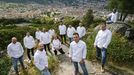 Desde  vern a Trives. Los chefs de Cocia Ourense son, y desenvuelven su trabajo, en distintos puntos de la provincia de Ourense, desde Vern hasta Trives, pasando por Leiro o Ramirs. En la imagen, aparecen en el mirador de Montealegre, con Ourense al fondo