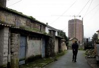 Una calle de San Vicente de Elvi�a que el gobierno quiere rehabilitar, con Someso al fondo.