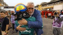 Lawrence Stroll y Fernando Alonso.Lawrence Stroll, propietario de Aston Martin, abraza a Fernando Alonso