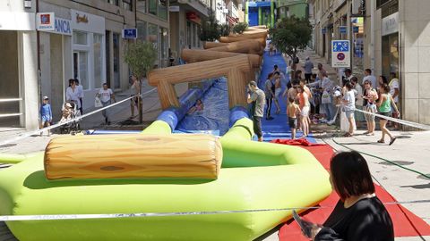 HINCHABLES DE AGUA Y UN SUPER TOBOGAN POR LAS COMPRAS HECHAS  EN COMERCIOS DE LA  ASOCIACION DE EMPRESARIOS DE RIBEIRA