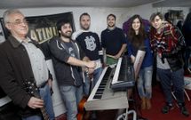 A orquestra Platinum ensaia nun modesto local localizado no barrio ribeirense de Fondevila. 
