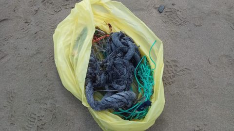 Restos de cuerdas, recogidas en una playa