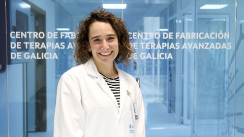 Mariona Baliu, en la entrada del Centro de Terapias Avanzadas de Galicia. 