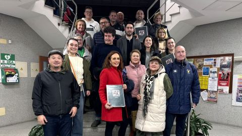 <span lang= gl >A concelleira de Cultura, Mar�a Outeiral, amosa un exemplar do caderno trala presentaci�n</span>