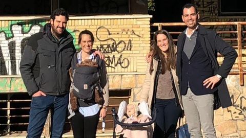 De izquierda a derecha. Rafa y Elena con su primog&eacute;nito en brazos, y Alejandra y Stefano con la peque&ntilde;a Francesca en la silla, delante de la casa que compraron en ruinas en Madrid.