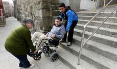 Valentn Gonzlez vive en una casa del casco antiguo de A Guarda y para salir de ella tienen que salvar escalones.