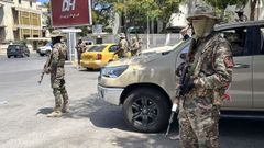 Las fuerzas de seguridad libias hacen guardia en un puesto de control tras los enfrentamientos nocturnos en Trpoli, Libia.