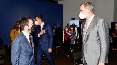 Felipe VI conversa con el presidente de la Generalitat durante la apertura del Mobile World Congress