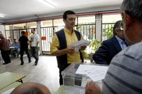 El cartero trae el voto por correo.