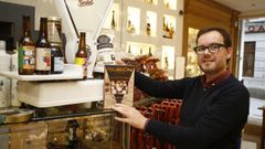 �V�ndense s�s�. Francisco Chao, de Casa Chao, posa con algunos de los productos gourmet producidos en A Mari�a que mejor aceptaci�n tienen entre el p�blico