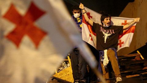 Manifestantes con la bandera de Georgia.