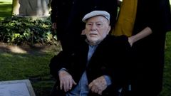 Emilio Celeiro, ante el monumento que don� en homenaje a los esenciales del covid, los sanitarios, instalado en el 2021 en los jardines de M�ndez N��ez de A Coru�a