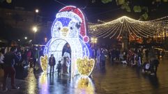Ping�ino luminoso instalado en la plaza de Amboage.