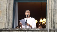Gustavo And�jar, o 14 de agosto do 2025 no balc�n da casa consistorial de Ravella, lendo o preg�n de apertura das Festas de San Roque de Vilagarc�a de Arousa.