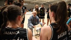 <span lang= gl >Manu Santos, esta tempada nun dos tempos mortos do equipo en partido de Liga Femenina 2.</span>