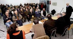 Un centenar de vecinos se reunieron en la Casa do Oleiro la noche del viernes.