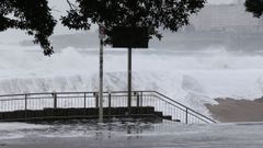 La arena y el mar llegan al paseo mar�timo
