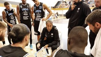 Luis Casimiro, primer entrenador del Breog�n, en un tiempo muerto en el amistoso contra el FC Porto en Viveiro el 31 de agosto del 2025.
