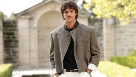 Uno de sus looks que m�s llamaron la atenci�n: Elordi lleva una chaqueta de la colecci�n de mujer de Chanel