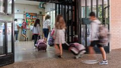 Alumnos y alumnas de La Rioja entrando a su centro escolar en el primer d�a del curso 2021/22