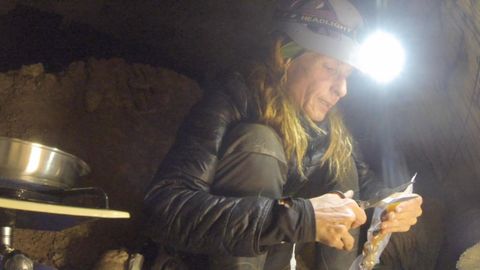 La alpinista Beatriz Flamini sale al exterior tras pasar 500 d�as sola en una cueva