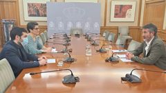 El ministro de�Derechos Sociales, Consumo�y Axenda 2030, Pablo Bustinduy, y el presidente de la Fegamp, Alberto Varela.