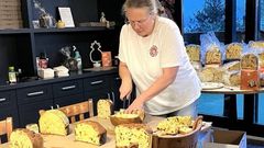 Anna Mayer durante la cata a ciegas de panetones realizada en la pizzer�a Santoro, en Santiago