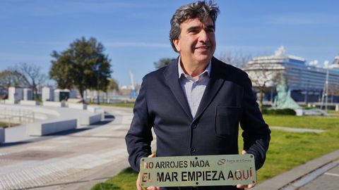 El presidente de la Autoridad Portuaria de A Coru�a con una de las 40 placas que instalar�n durante la campa�a