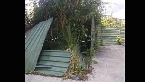 Los vecinos denuncian el mal estado del solar de la plaza Kike G�mez Haces, en el barrio de Ciudad Naranco de Oviedo