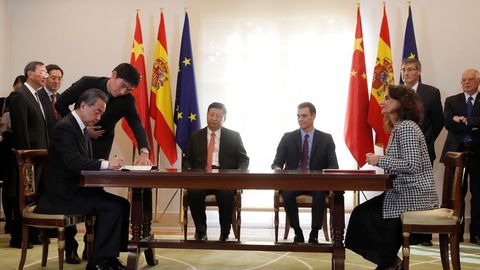 El presidente del Gobierno espa�ol, Pedro S�nchez, y el presidente chino, Xi Jinping, firmaron hoy una declaraci�n conjunta que �relanza la relaci�n estrat�gica integral� y detalla la voluntad de ambos de avanzar en los v�nculos pol�ticos, econ�micos y culturales