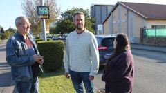 Los concejales Rub�n Arroxo, Alexandre Penas e Iria Buide visitaron la avenida Infanta Elena, donde ya se est� colocando el primero de estos dispositivos