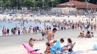 Ba�istas en la playa de Samil este verano