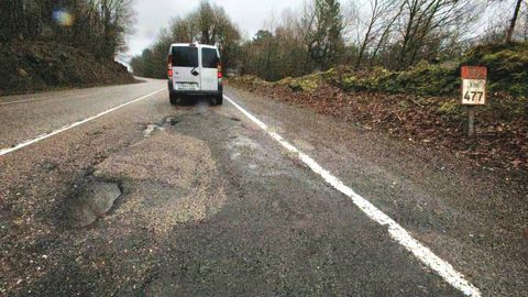 Un ejemplo de hace una semana de c�mo se encuentra la N-6 entre Baralla y Becerre�, con un firme que lleva a�os deteriorado