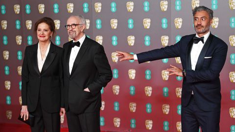 El director de �Jojo Rabbit�, Taika Waititi (a la derecha), bromea con Jonathan Pryce y Kate Fahy