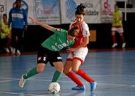 Claudia, que hizo el 2-0, intentando quitar el bal�n a una rival.