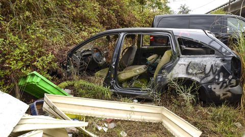 Vehículos abandonados en Mollavao, bajo el puente de la AP-9