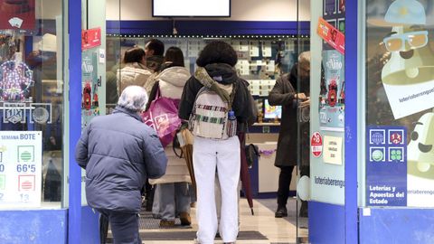 Colas en una administraci&oacute;n de loter&iacute;a de Santiago
