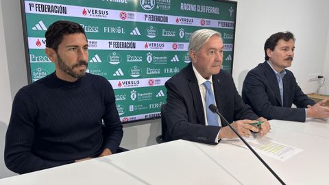 Javi V&aacute;zquez, Manuel Ansede y &Aacute;lex V&aacute;zquez durante la presentaci&oacute;n del nuevo entrenador del Racing.